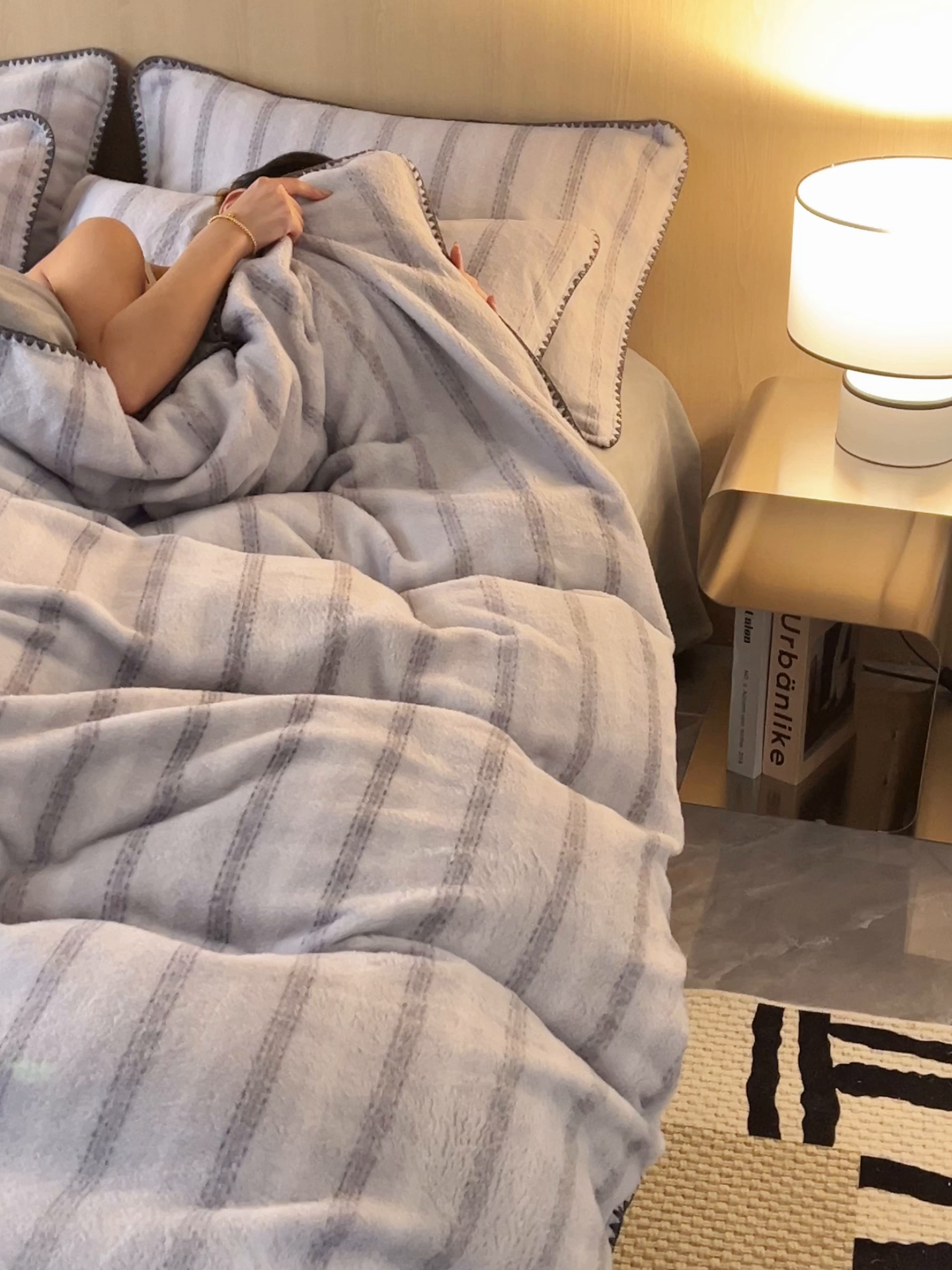 91家纺网 家纺一手货源 找家纺 寐绸家纺 2025秋冬新款230g羊毛绒牛奶绒简约四件套 羊毛绒-灰色密点