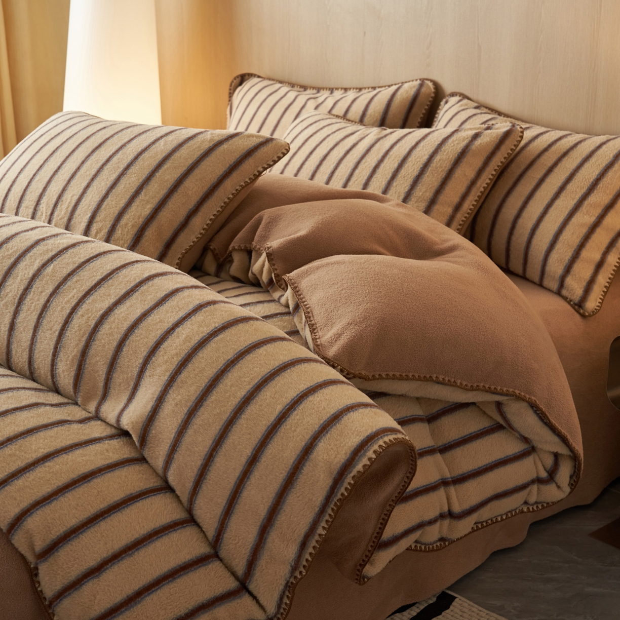 寐绸家纺 2025秋冬新款230g羊毛绒牛奶绒简约四件套 羊毛绒-奶咖宽纹
