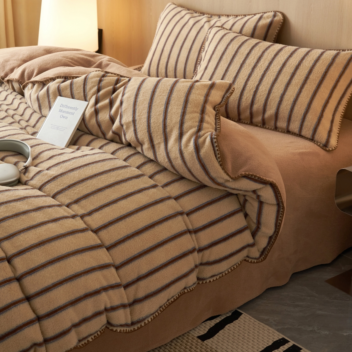 91家纺网 家纺一手货源 找家纺 寐绸家纺 2025秋冬新款230g羊毛绒牛奶绒简约四件套 羊毛绒-奶咖宽纹