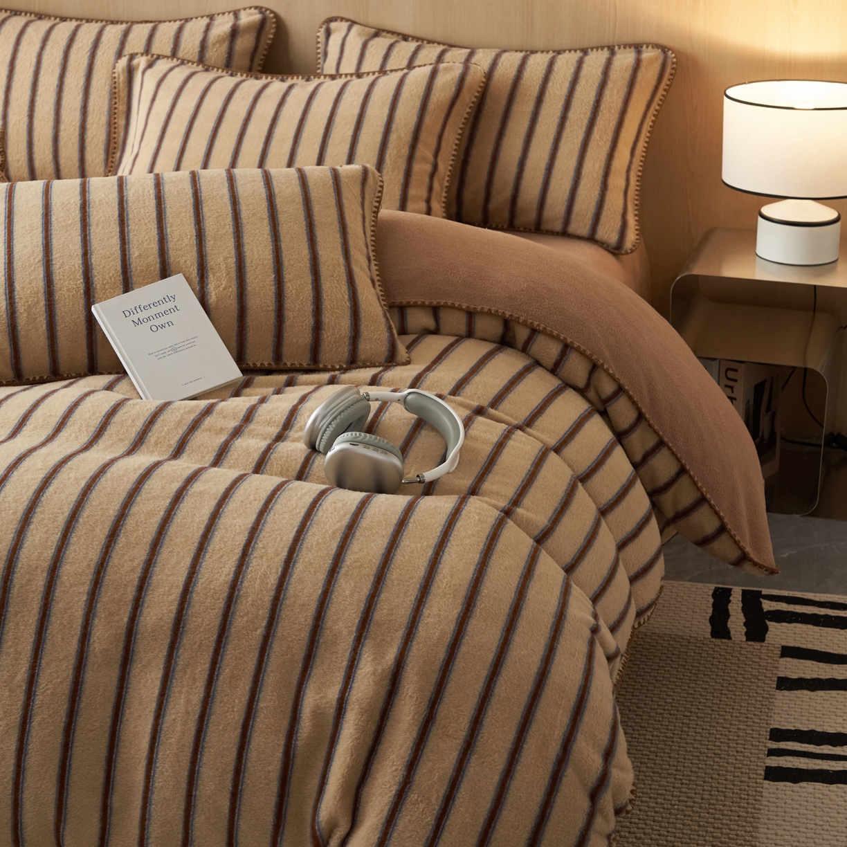 91家纺网 家纺一手货源 找家纺 寐绸家纺 2025秋冬新款230g羊毛绒牛奶绒简约四件套 羊毛绒-奶咖宽纹