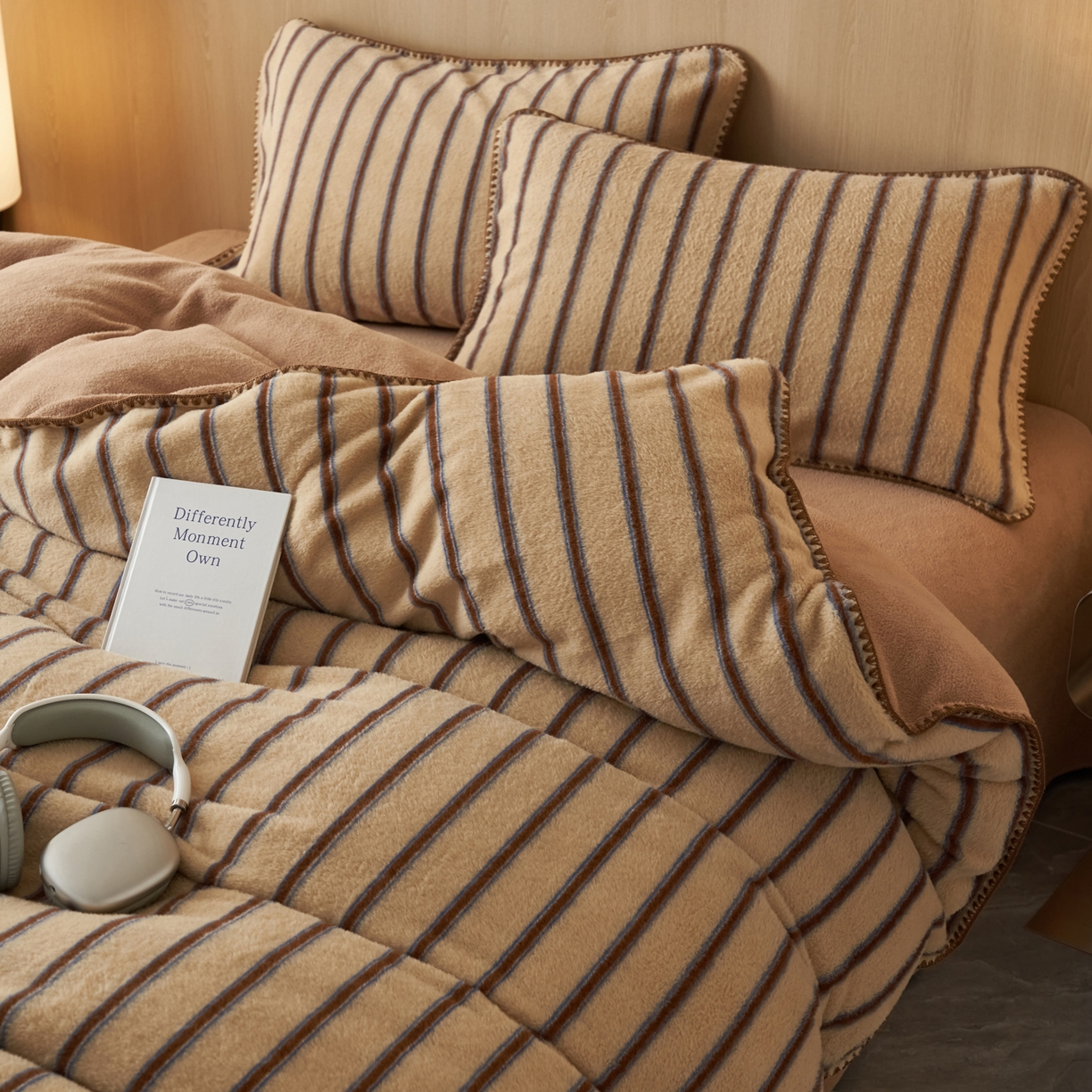 91家纺网 家纺一手货源 找家纺 寐绸家纺 2025秋冬新款230g羊毛绒牛奶绒简约四件套 羊毛绒-奶咖宽纹