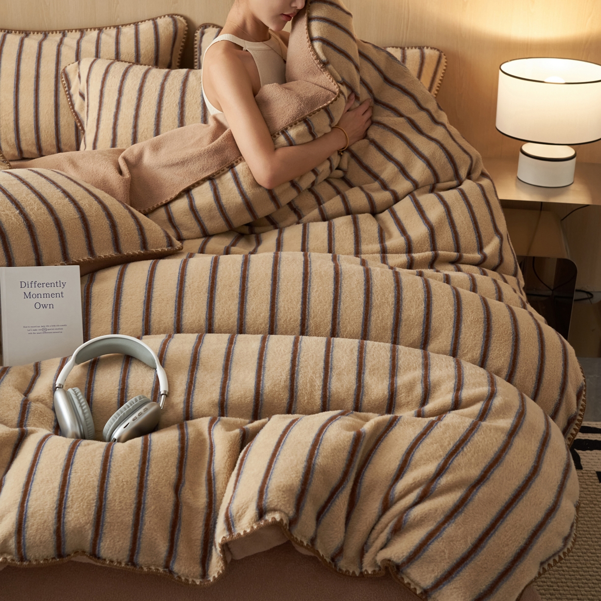 91家纺网 家纺一手货源 找家纺 寐绸家纺 2025秋冬新款230g羊毛绒牛奶绒简约四件套 羊毛绒-奶咖宽纹