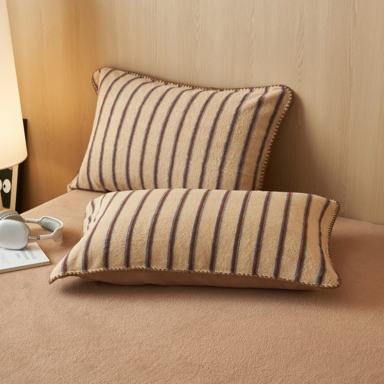 91家纺网 家纺一手货源 找家纺 寐绸家纺 2025秋冬新款230g羊毛绒牛奶绒简约四件套 羊毛绒-奶咖宽纹