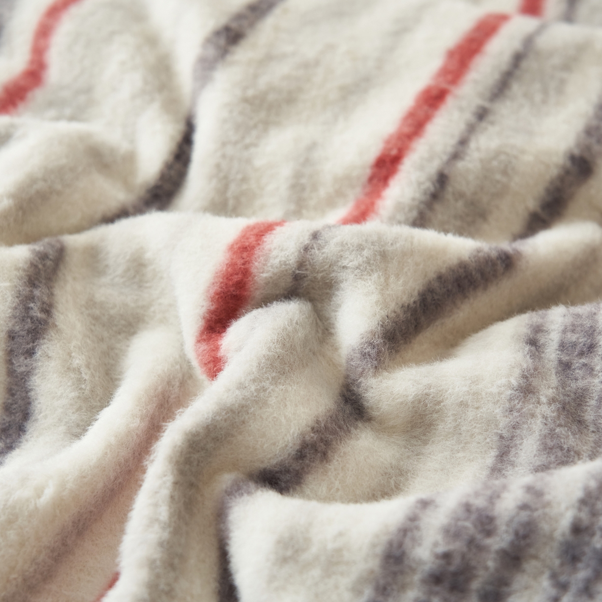 91家纺网 家纺一手货源 找家纺 寐绸家纺 2025秋冬新款230g羊毛绒牛奶绒简约四件套 羊毛绒-炫彩条纹