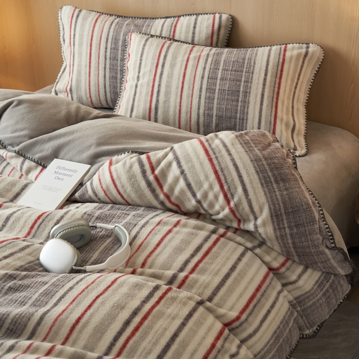 91家纺网 家纺一手货源 找家纺 寐绸家纺 2025秋冬新款230g羊毛绒牛奶绒简约四件套 羊毛绒-炫彩条纹