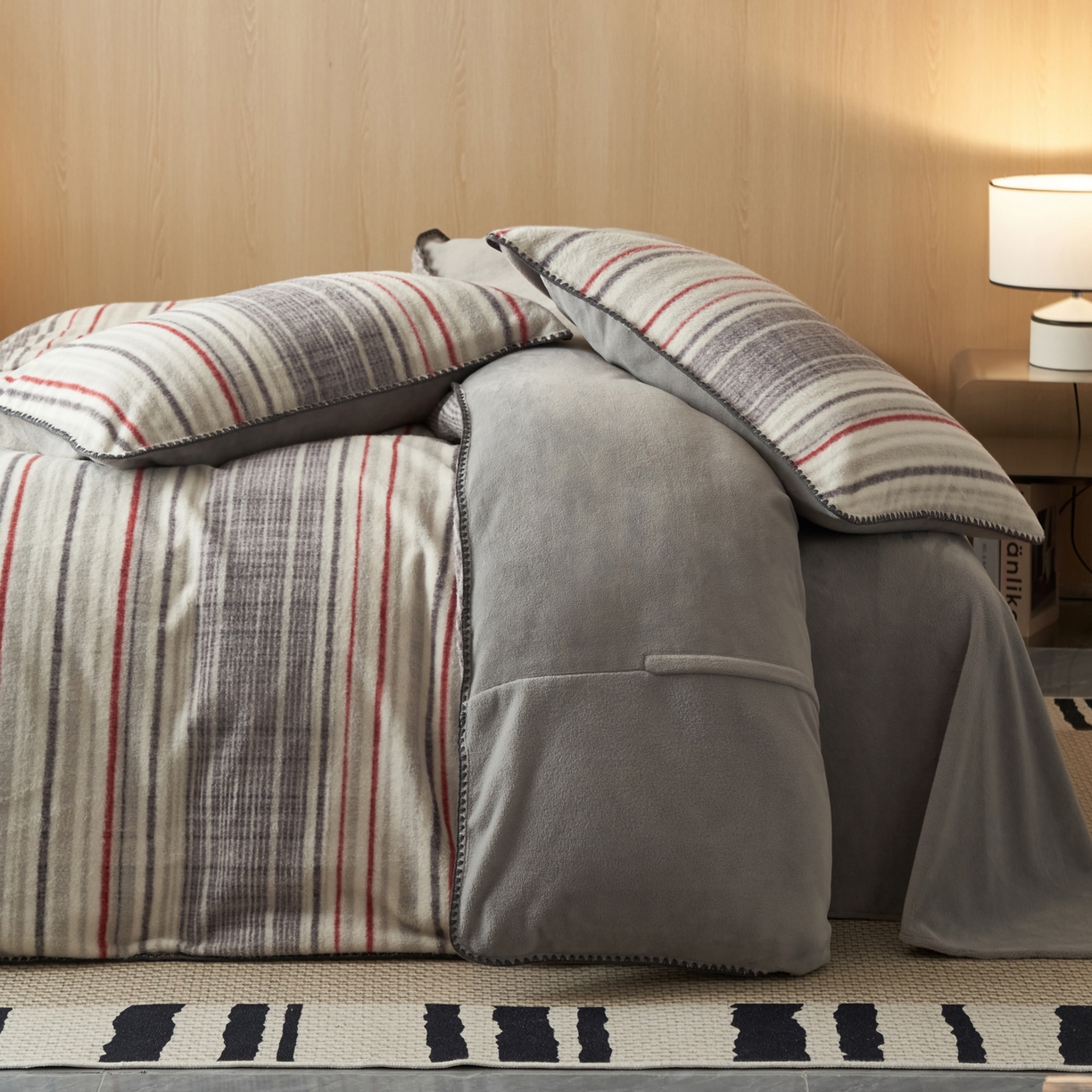 91家纺网 家纺一手货源 找家纺 寐绸家纺 2025秋冬新款230g羊毛绒牛奶绒简约四件套 羊毛绒-炫彩条纹