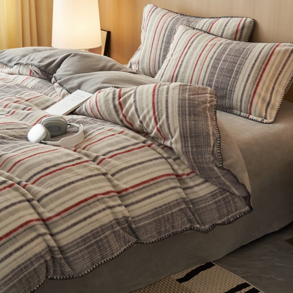 91家纺网 家纺一手货源 找家纺 寐绸家纺 2025秋冬新款230g羊毛绒牛奶绒简约四件套 羊毛绒-炫彩条纹