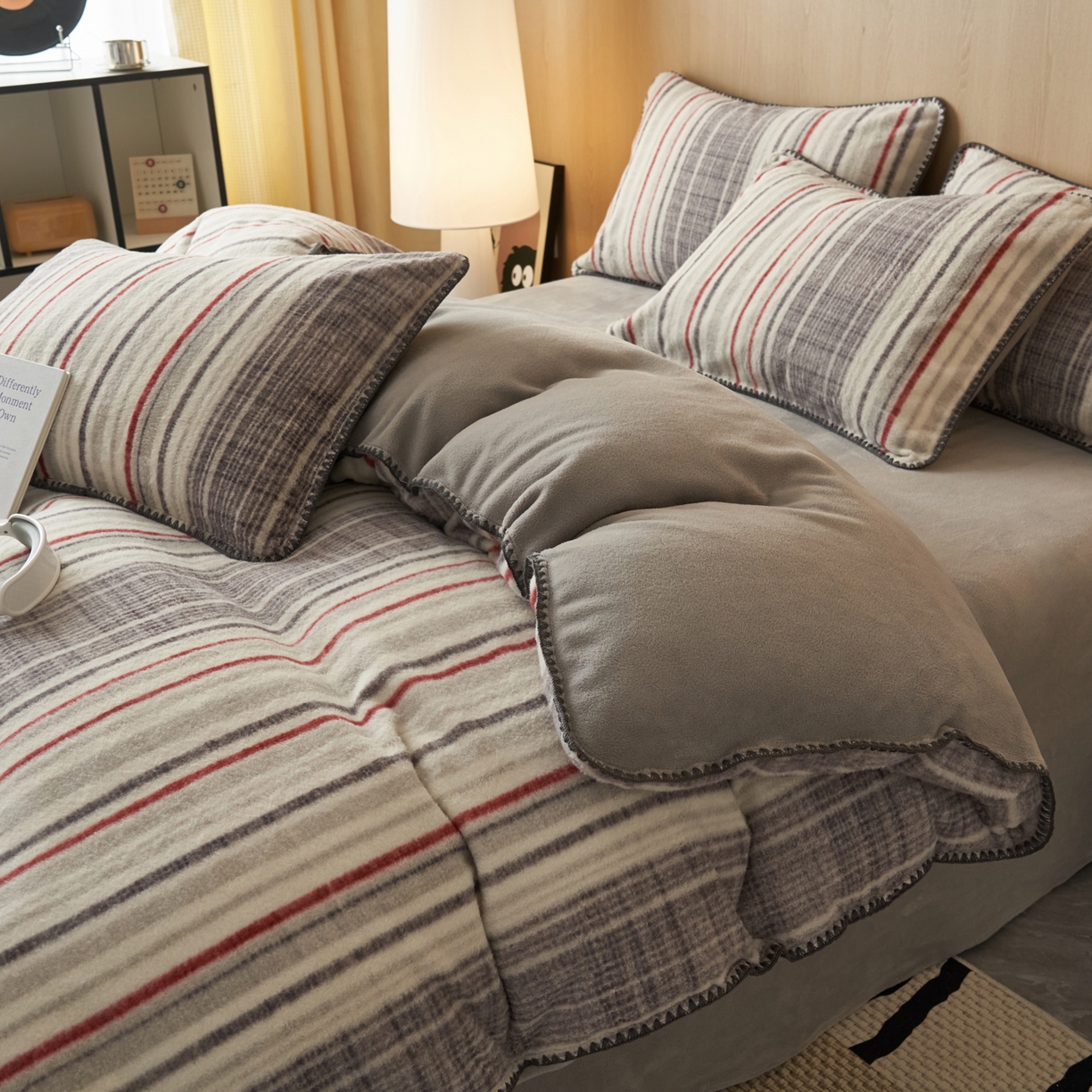 91家纺网 家纺一手货源 找家纺 寐绸家纺 2025秋冬新款230g羊毛绒牛奶绒简约四件套 羊毛绒-炫彩条纹