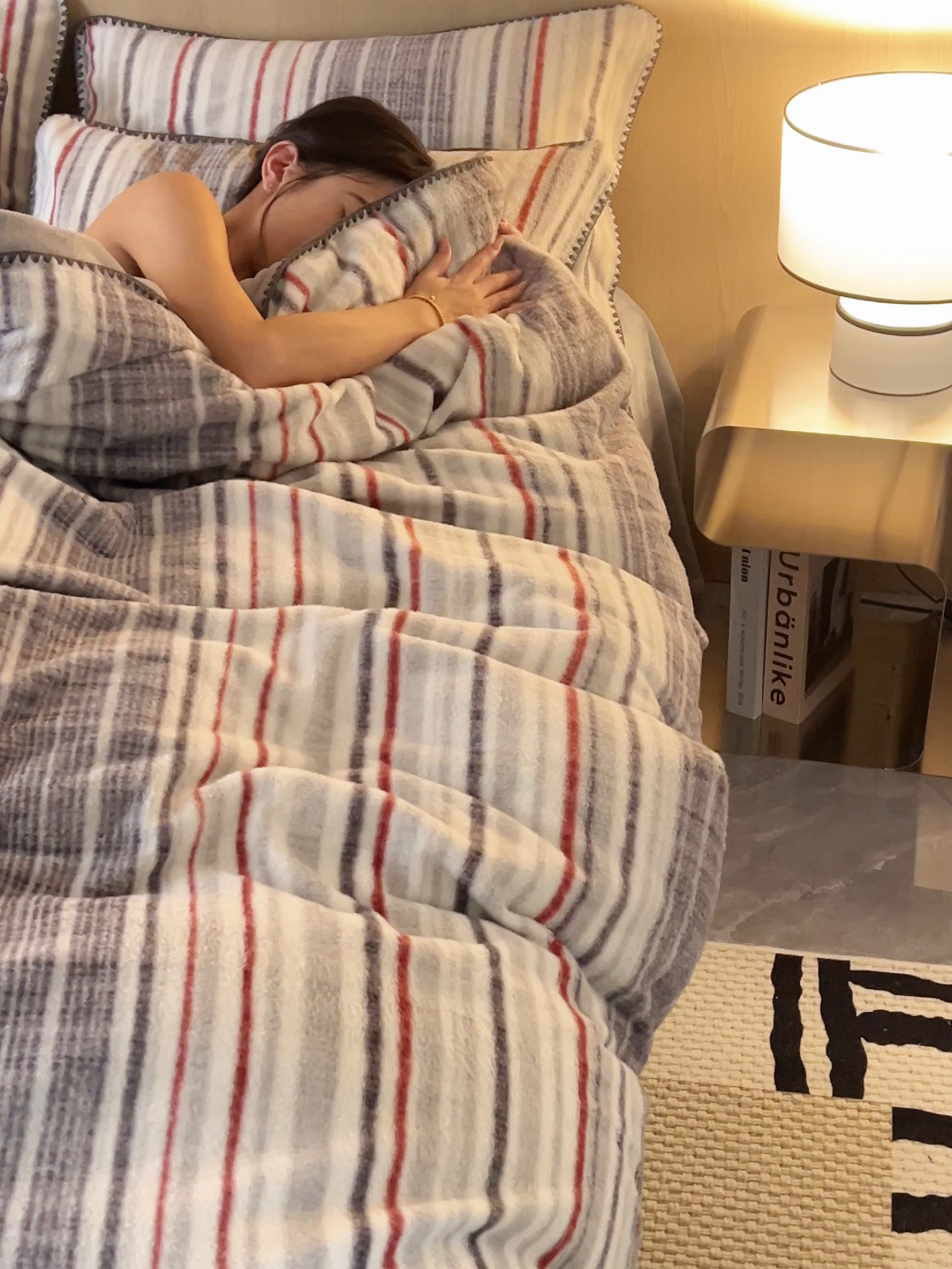 91家纺网 家纺一手货源 找家纺 寐绸家纺 2025秋冬新款230g羊毛绒牛奶绒简约四件套 羊毛绒-炫彩条纹