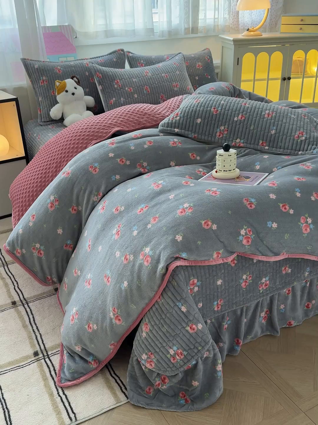 91家纺网 家纺一手货源 找家纺 （总）豫见家纺 2025新款加厚高克重牛奶绒豆豆绒花边床盖四件套