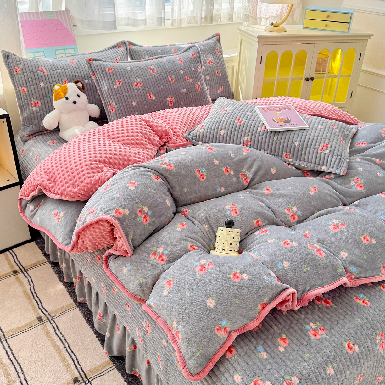 91家纺网 家纺一手货源 找家纺 （总）豫见家纺 2025新款加厚高克重牛奶绒豆豆绒花边床盖四件套