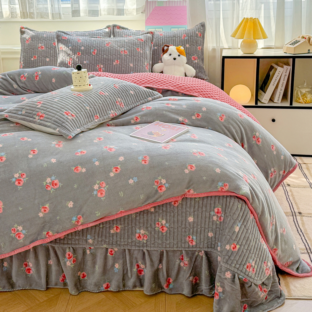 91家纺网 家纺一手货源 找家纺 （总）豫见家纺 2025新款加厚高克重牛奶绒豆豆绒花边床盖四件套