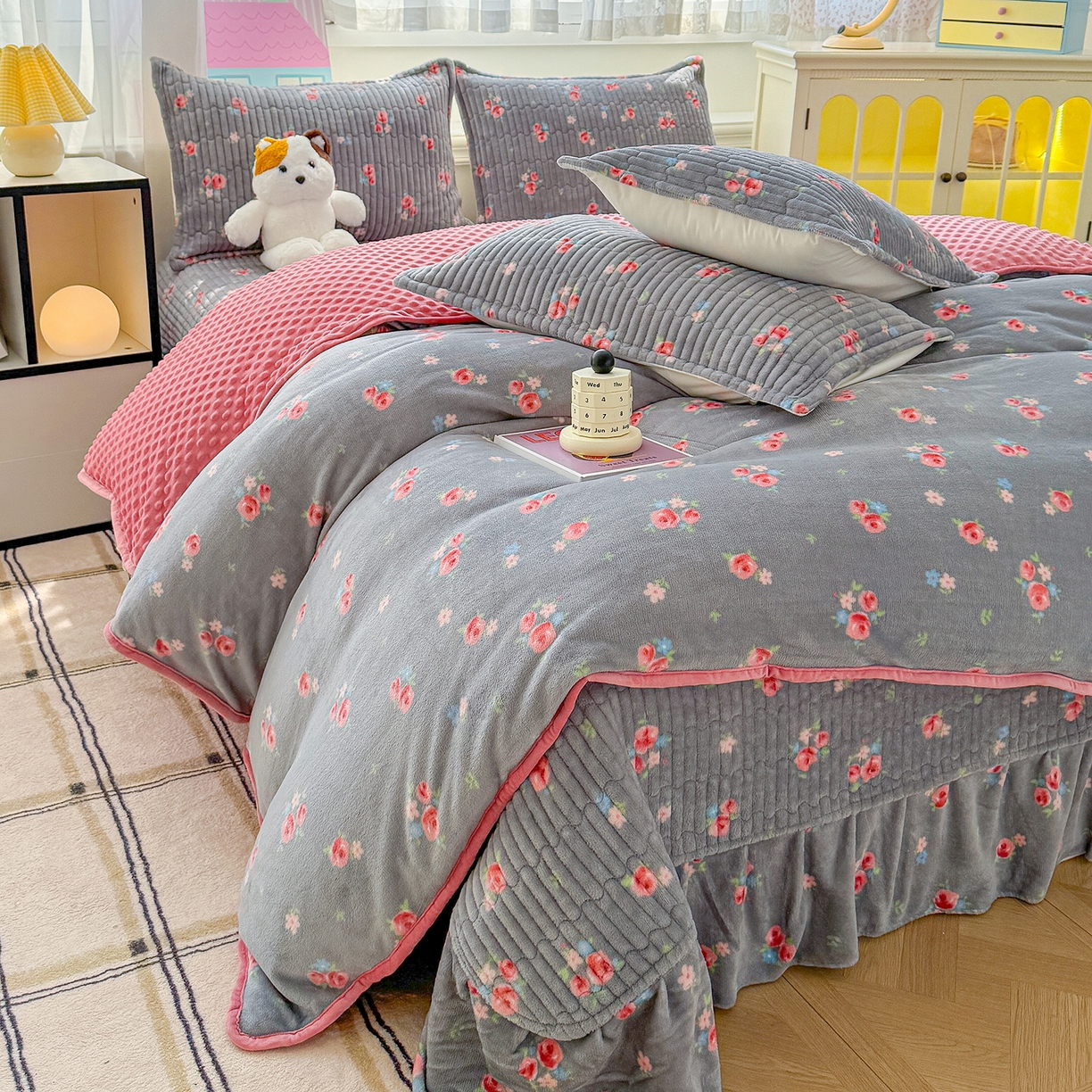 91家纺网 家纺一手货源 找家纺 （总）豫见家纺 2025新款加厚高克重牛奶绒豆豆绒花边床盖四件套