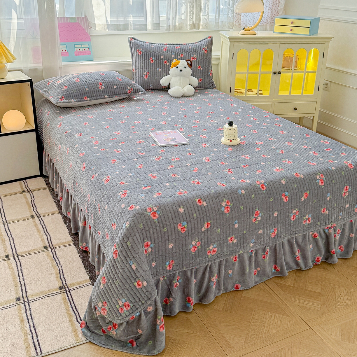 91家纺网 家纺一手货源 找家纺 （总）豫见家纺 2025新款加厚高克重牛奶绒豆豆绒花边床盖四件套