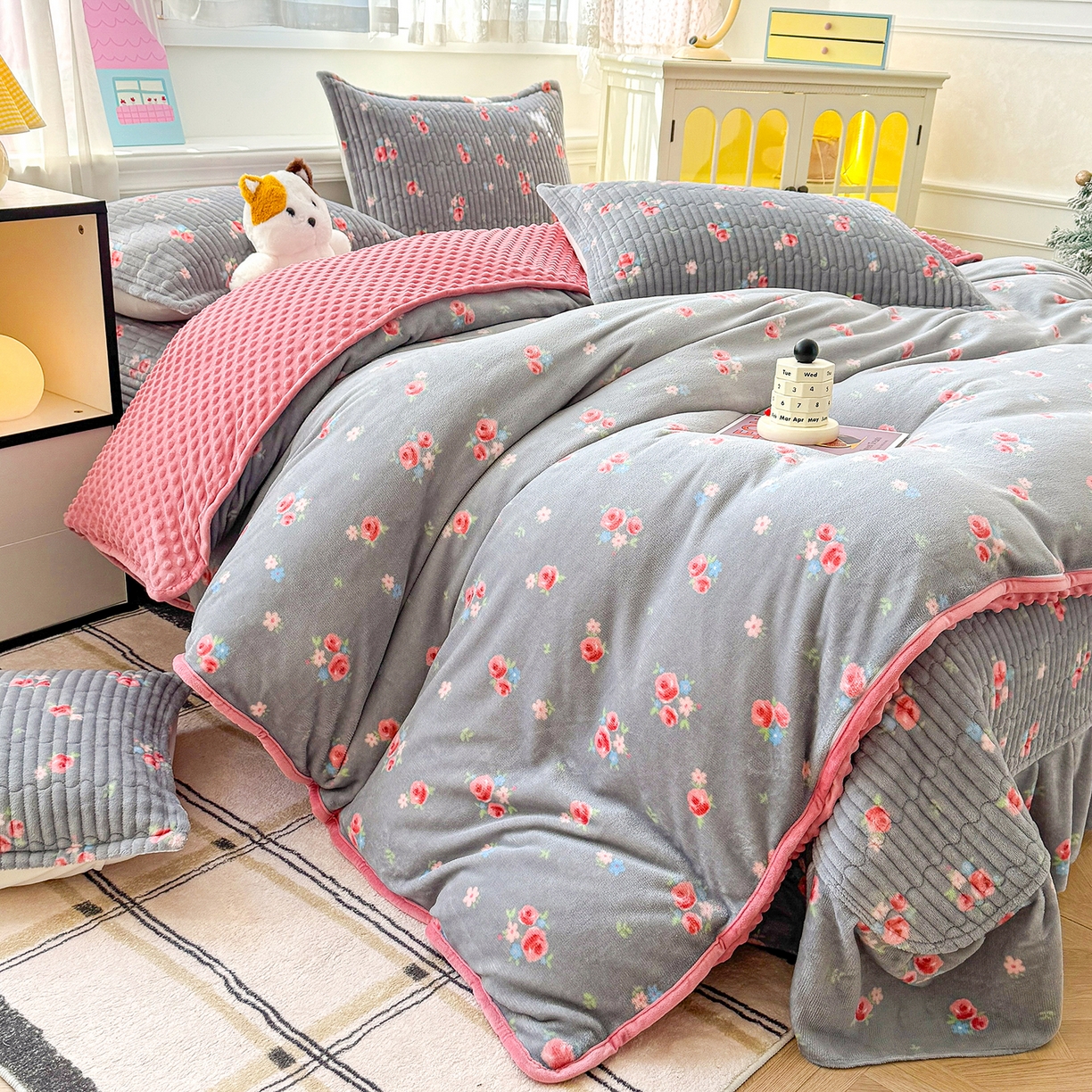 91家纺网 家纺一手货源 找家纺 （总）豫见家纺 2025新款加厚高克重牛奶绒豆豆绒花边床盖四件套