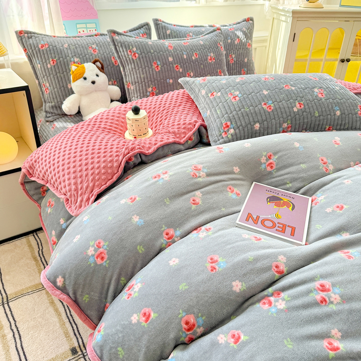 91家纺网 家纺一手货源 找家纺 （总）豫见家纺 2025新款加厚高克重牛奶绒豆豆绒花边床盖四件套