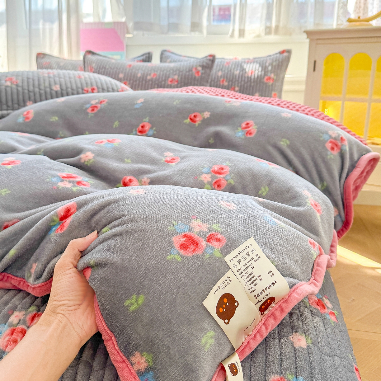 91家纺网 家纺一手货源 找家纺 （总）豫见家纺 2025新款加厚高克重牛奶绒豆豆绒花边床盖四件套