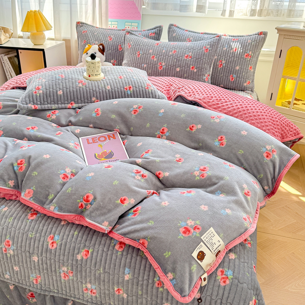 91家纺网 家纺一手货源 找家纺 （总）豫见家纺 2025新款加厚高克重牛奶绒豆豆绒花边床盖四件套