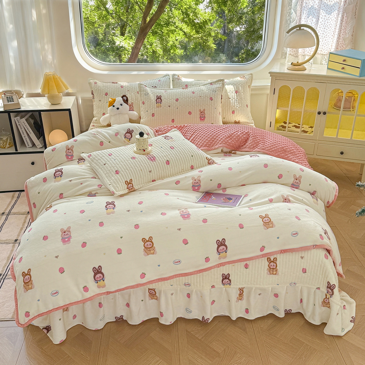 91家纺网 家纺一手货源 找家纺 （总）豫见家纺 2025新款加厚高克重牛奶绒豆豆绒花边床盖四件套