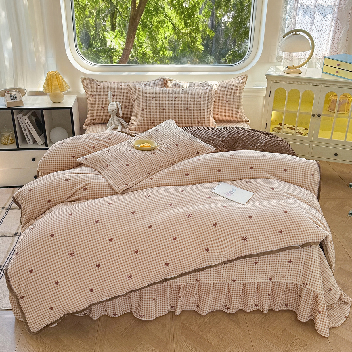 91家纺网 家纺一手货源 找家纺 （总）豫见家纺 2025新款加厚高克重牛奶绒豆豆绒花边床盖四件套