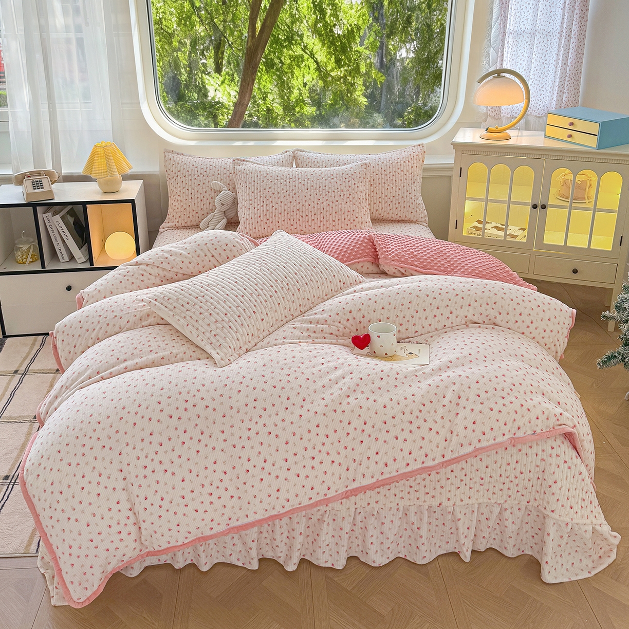 91家纺网 家纺一手货源 找家纺 （总）豫见家纺 2025新款加厚高克重牛奶绒豆豆绒花边床盖四件套