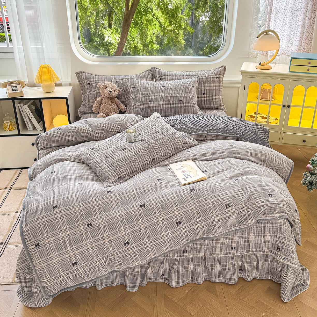 91家纺网 家纺一手货源 找家纺 （总）豫见家纺 2025新款加厚高克重牛奶绒豆豆绒花边床盖四件套