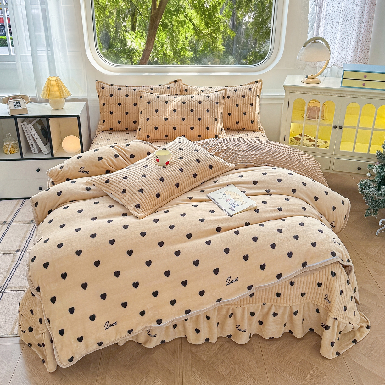 91家纺网 家纺一手货源 找家纺 （总）豫见家纺 2025新款加厚高克重牛奶绒豆豆绒花边床盖四件套