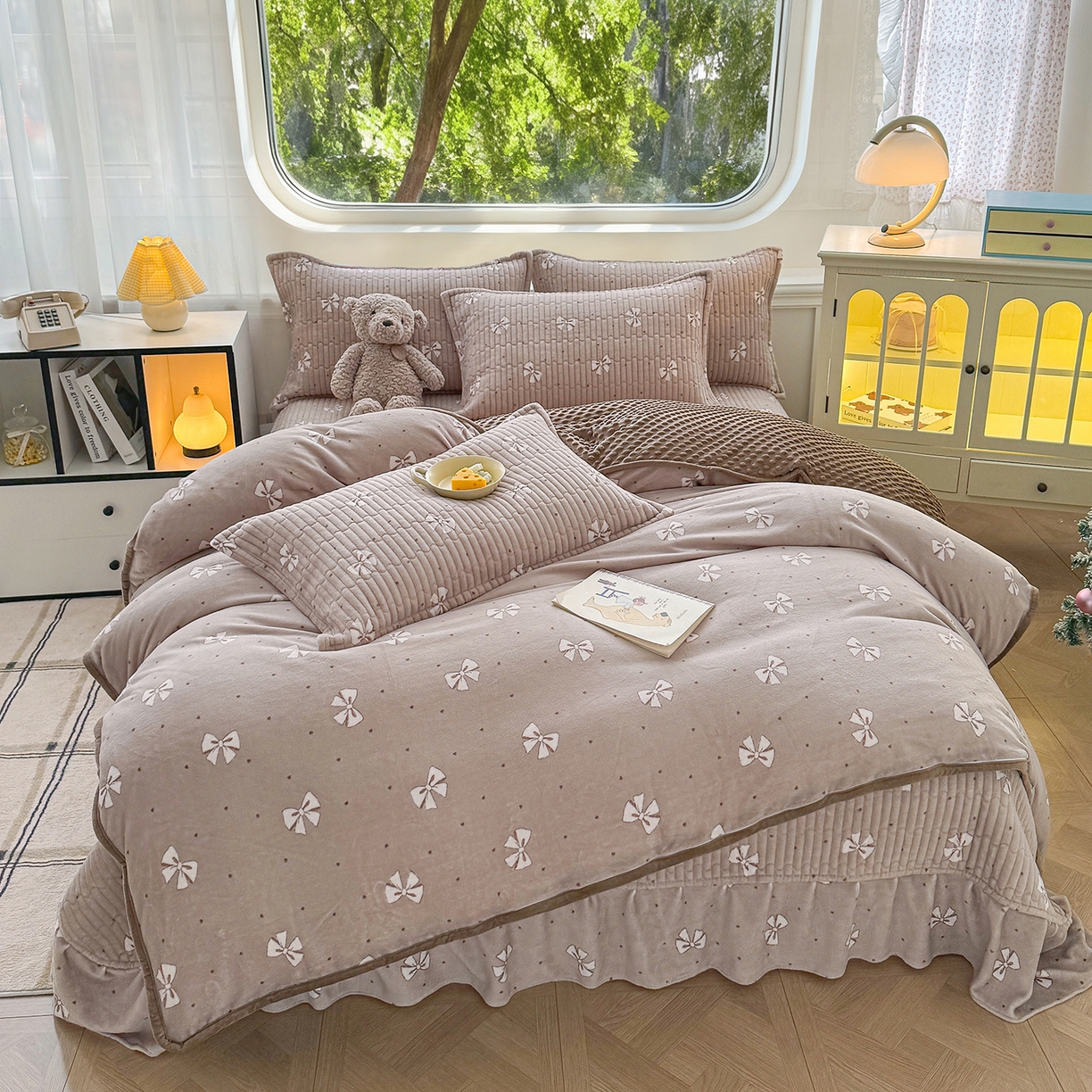 91家纺网 家纺一手货源 找家纺 豫见家纺 2025新款加厚高克重牛奶绒豆豆绒花边床盖四件套 灵犀