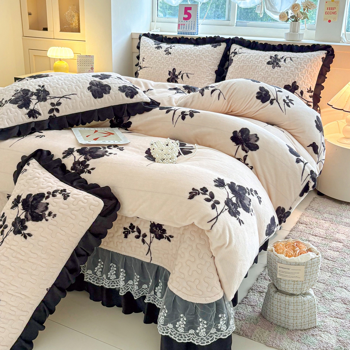 91家纺网 家纺一手货源 找家纺 艺慕家纺 2025新款时尚印花牛奶绒床盖四件套墨韵花影