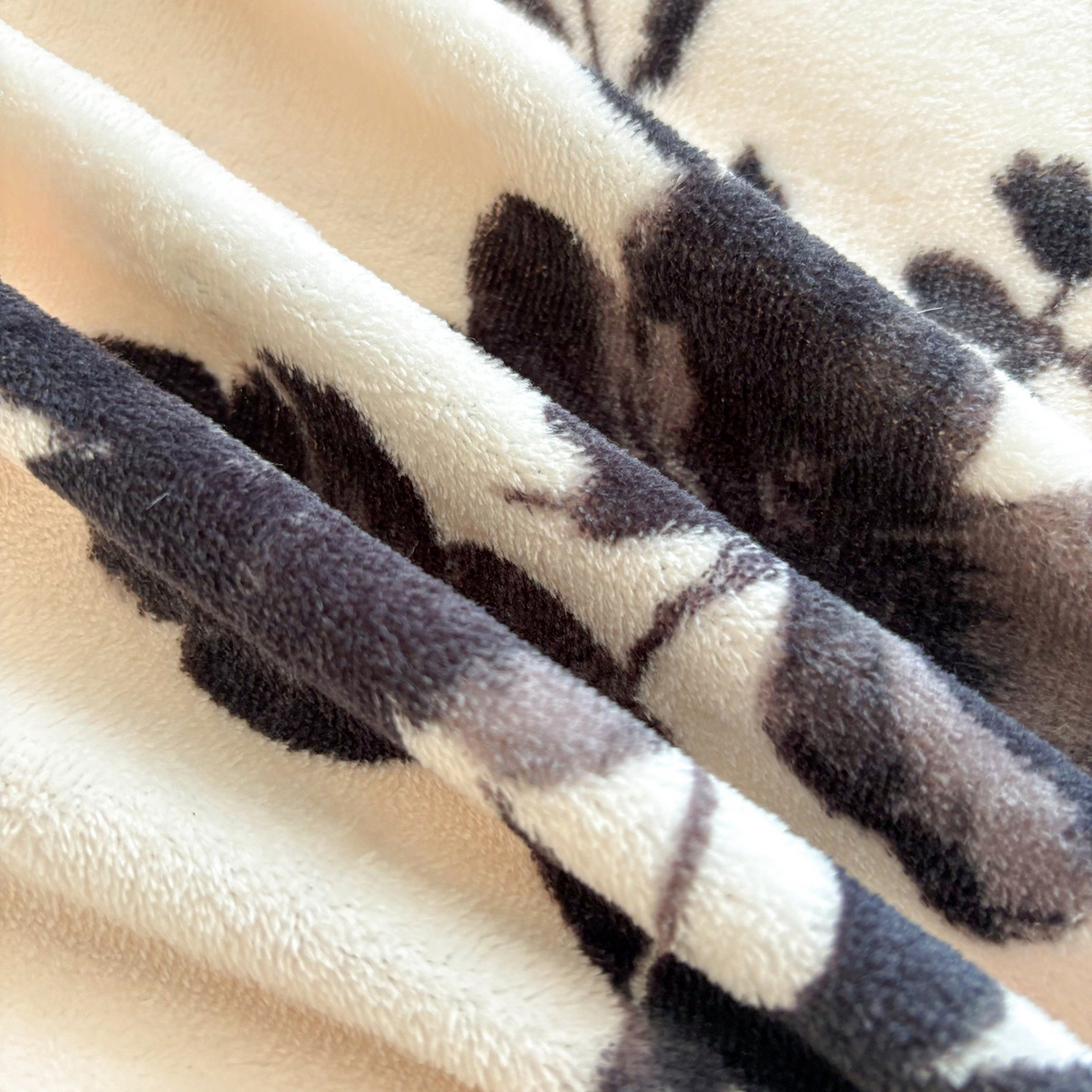 91家纺网 家纺一手货源 找家纺 艺慕家纺 2025新款时尚印花牛奶绒床盖四件套墨韵花影