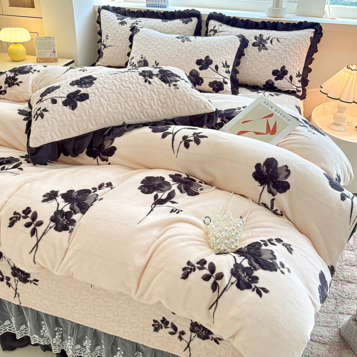 91家纺网 家纺一手货源 找家纺 艺慕家纺 2025新款时尚印花牛奶绒床盖四件套墨韵花影