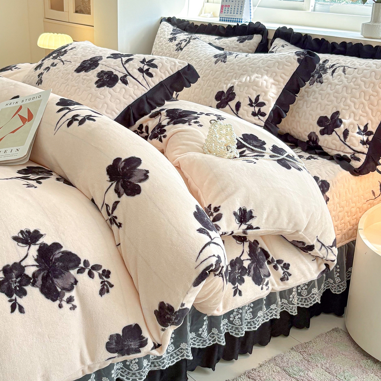 91家纺网 家纺一手货源 找家纺 艺慕家纺 2025新款时尚印花牛奶绒床盖四件套墨韵花影