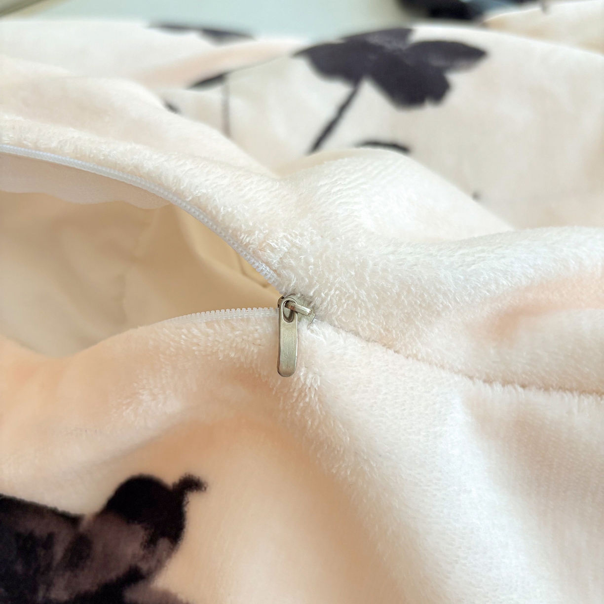 91家纺网 家纺一手货源 找家纺 艺慕家纺 2025新款时尚印花牛奶绒床盖四件套墨韵花影