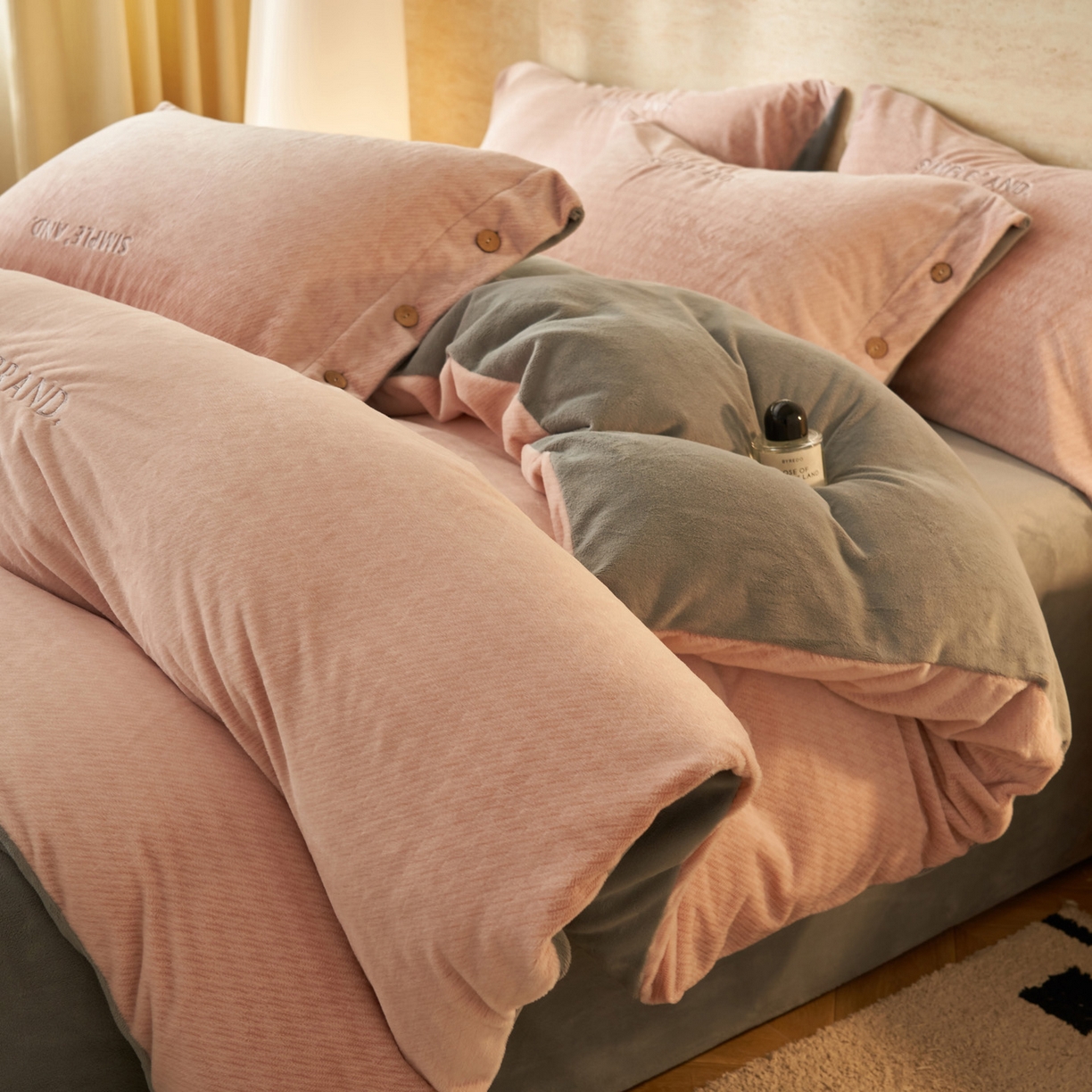 91家纺网 家纺一手货源 找家纺 寐绸家纺 2025秋冬新款230g雪貂绒阳离子提花牛奶绒四件套 雪貂绒-豆沙