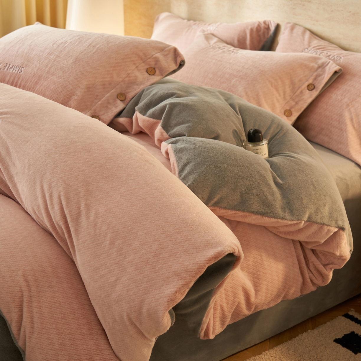 91家纺网 家纺一手货源 找家纺 寐绸家纺 2025秋冬新款230g雪貂绒阳离子提花牛奶绒四件套 雪貂绒-豆沙