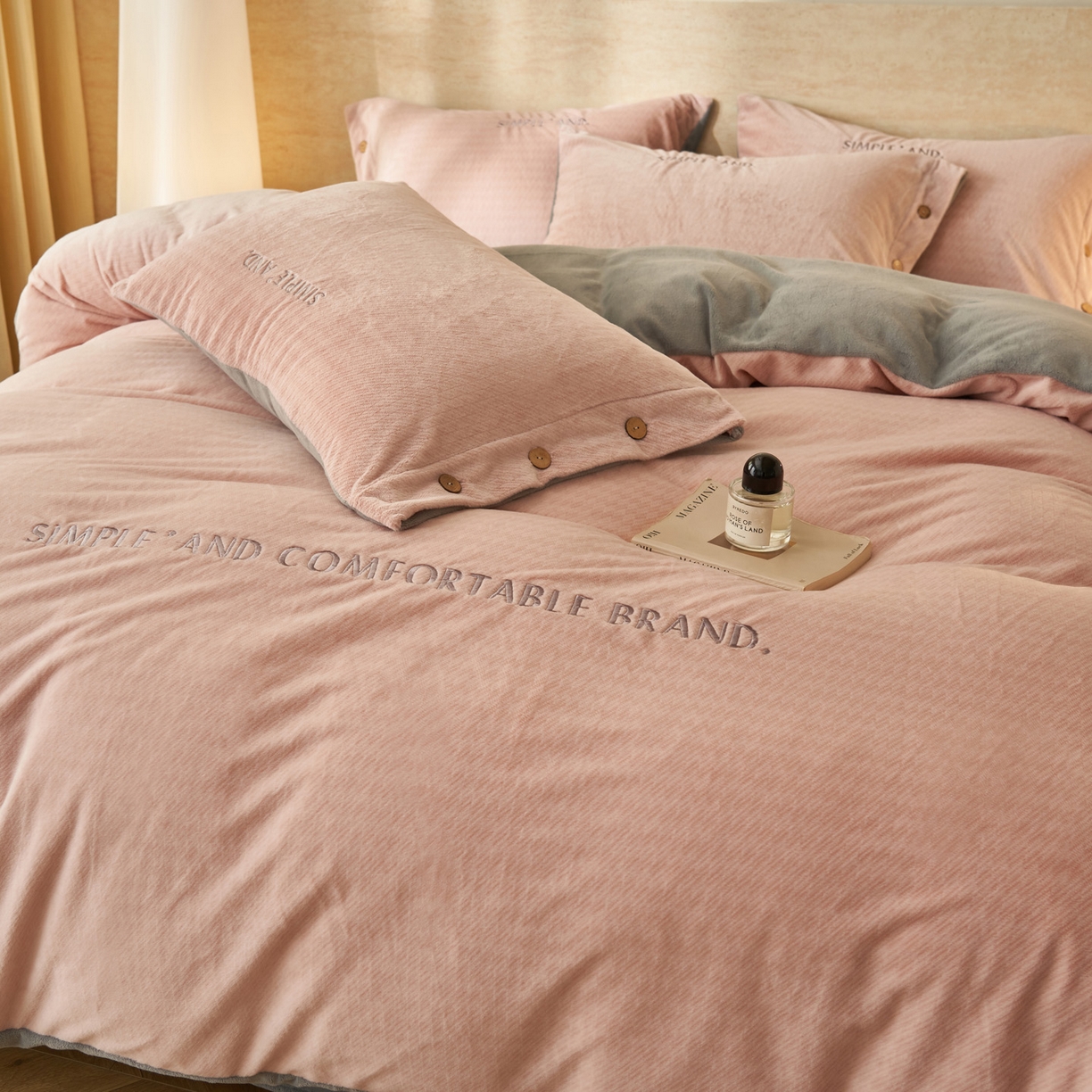 91家纺网 家纺一手货源 找家纺 寐绸家纺 2025秋冬新款230g雪貂绒阳离子提花牛奶绒四件套 雪貂绒-豆沙