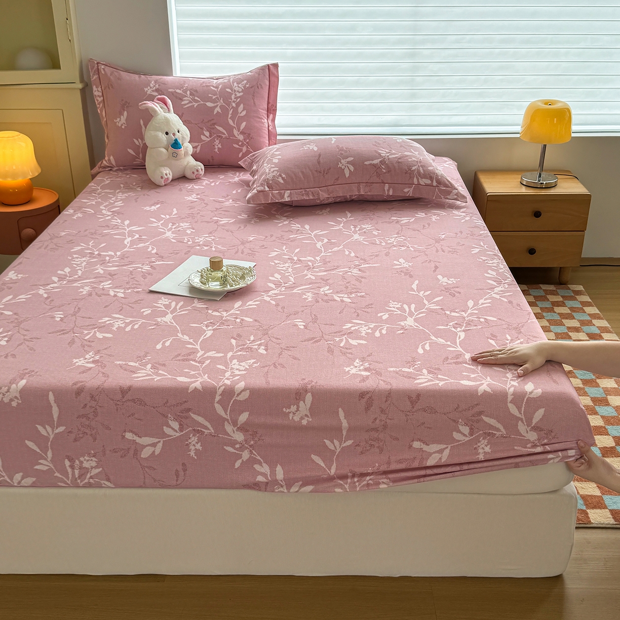 91家纺网 家纺一手货源 找家纺 壹贝家纺 2025新款全棉磨毛床笠系列 春和景明-粉