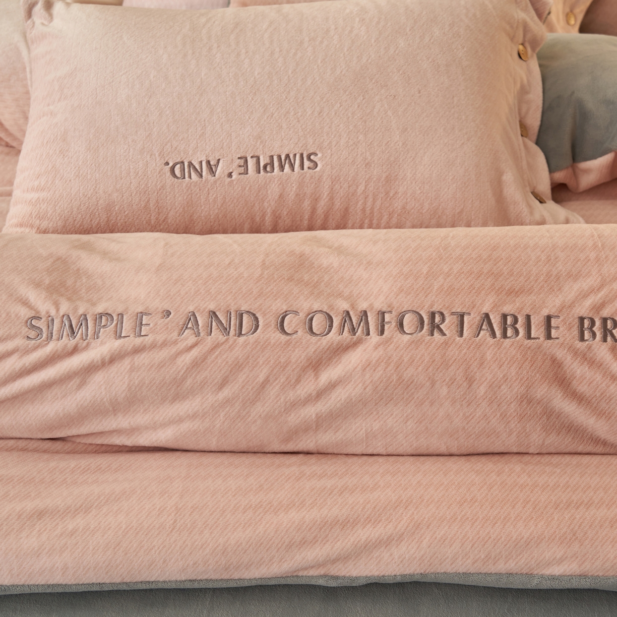 91家纺网 家纺一手货源 找家纺 寐绸家纺 2025秋冬新款230g雪貂绒阳离子提花牛奶绒四件套 雪貂绒-豆沙