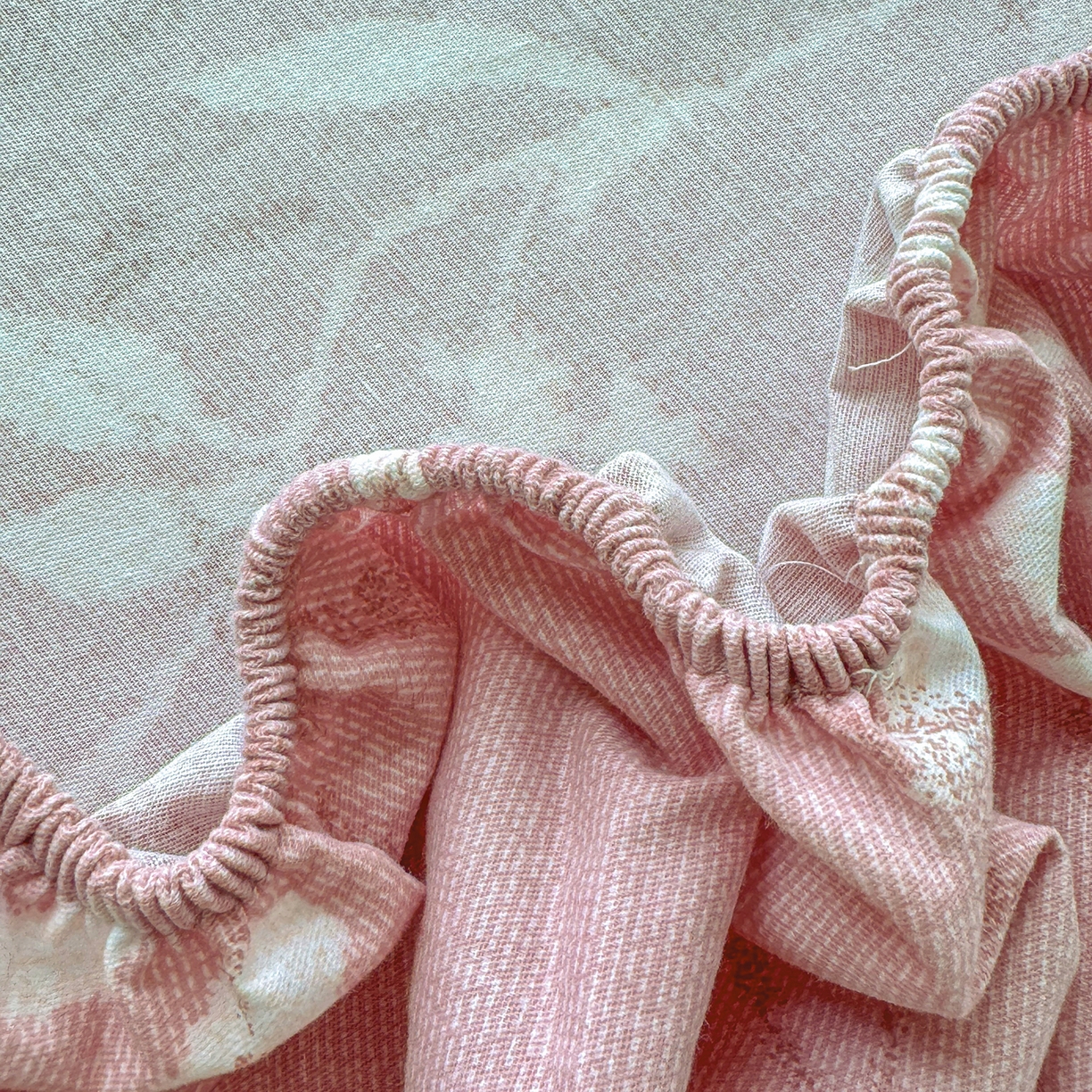 91家纺网 家纺一手货源 找家纺 壹贝家纺 2025新款全棉磨毛床笠系列 春和景明-粉