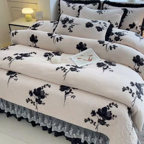 91家纺网 家纺一手货源 找家纺 艺慕家纺 2025新款时尚印花牛奶绒床盖四件套墨韵花影