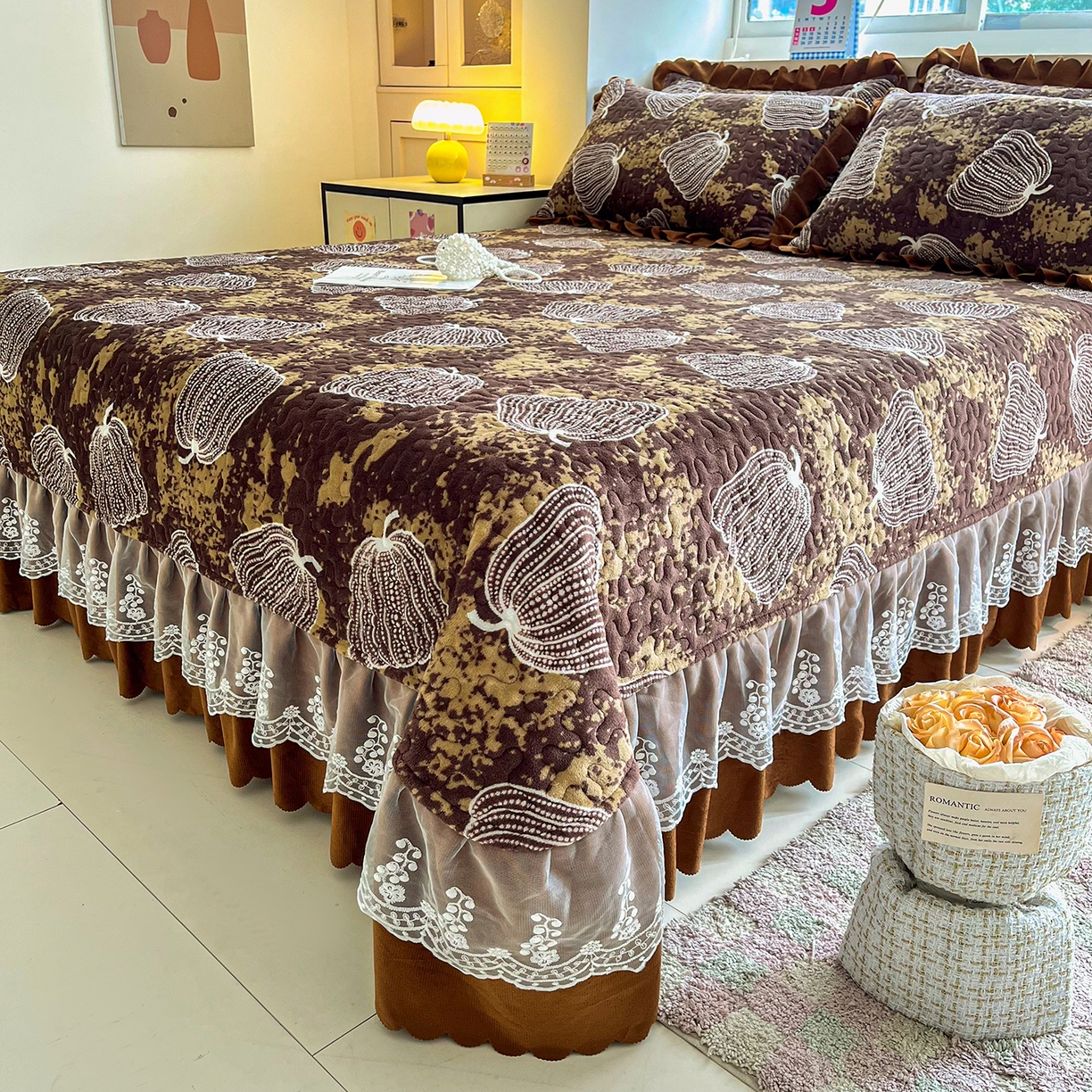 91家纺网 家纺一手货源 找家纺 艺慕家纺 2025新款时尚印花牛奶绒床盖四件套棕韵叶语