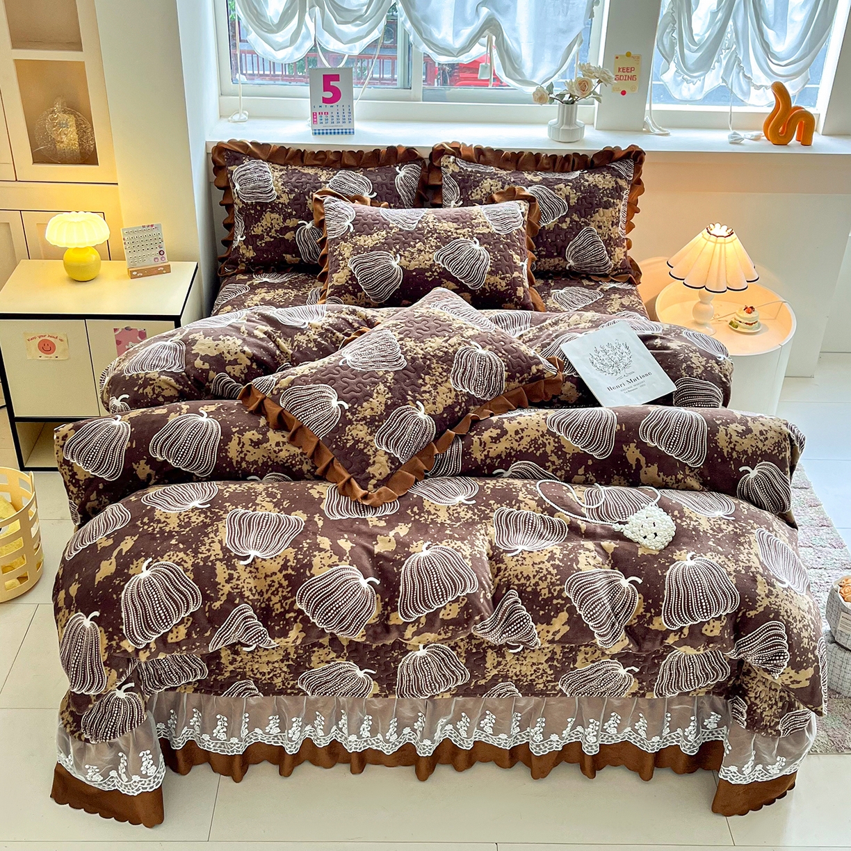 91家纺网 家纺一手货源 找家纺 艺慕家纺 2025新款时尚印花牛奶绒床盖四件套棕韵叶语