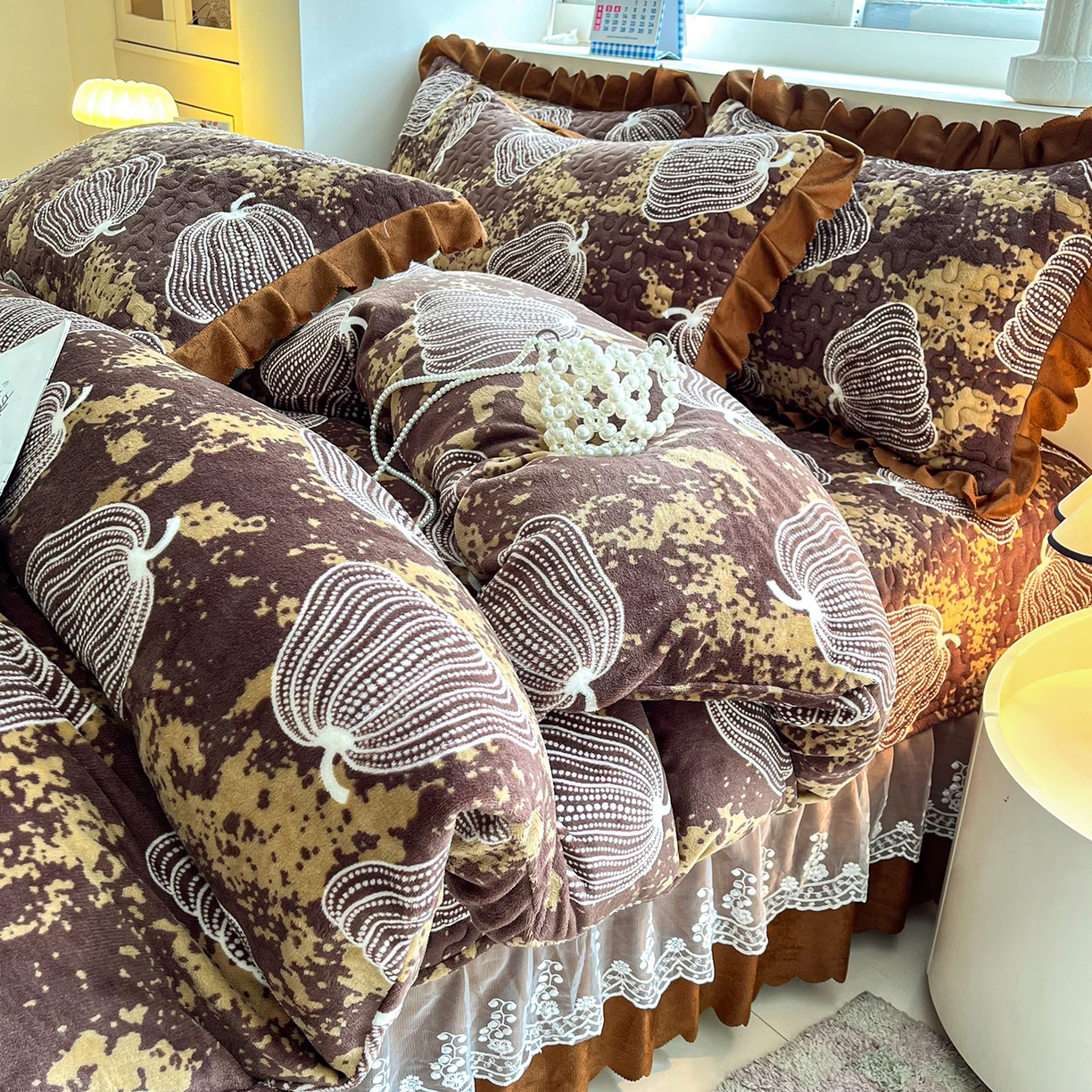 91家纺网 家纺一手货源 找家纺 艺慕家纺 2025新款时尚印花牛奶绒床盖四件套棕韵叶语