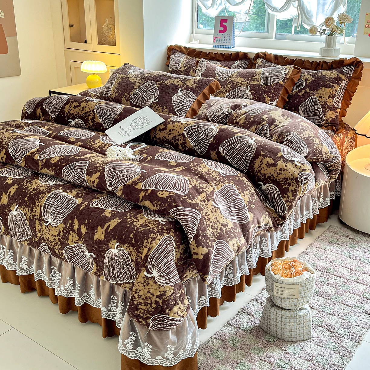 91家纺网 家纺一手货源 找家纺 艺慕家纺 2025新款时尚印花牛奶绒床盖四件套棕韵叶语