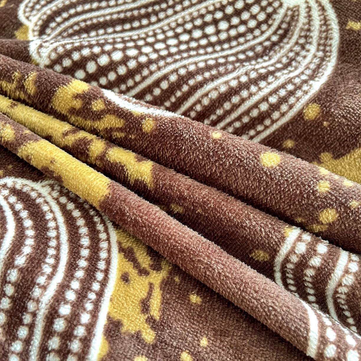 91家纺网 家纺一手货源 找家纺 艺慕家纺 2025新款时尚印花牛奶绒床盖四件套棕韵叶语