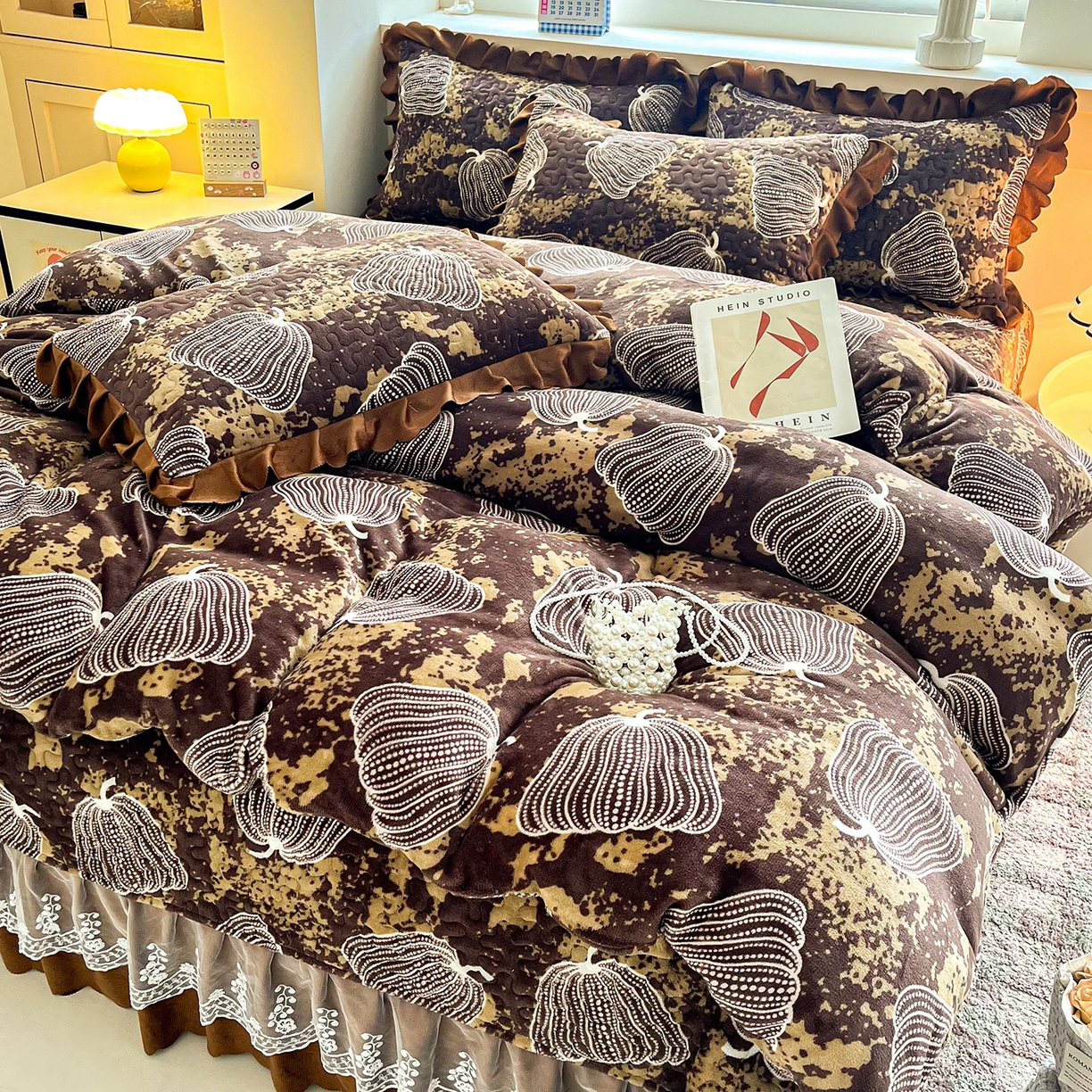 91家纺网 家纺一手货源 找家纺 艺慕家纺 2025新款时尚印花牛奶绒床盖四件套棕韵叶语