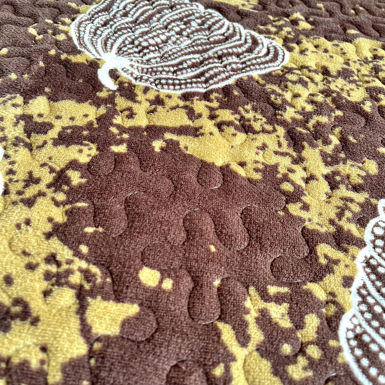 91家纺网 家纺一手货源 找家纺 艺慕家纺 2025新款时尚印花牛奶绒床盖四件套棕韵叶语