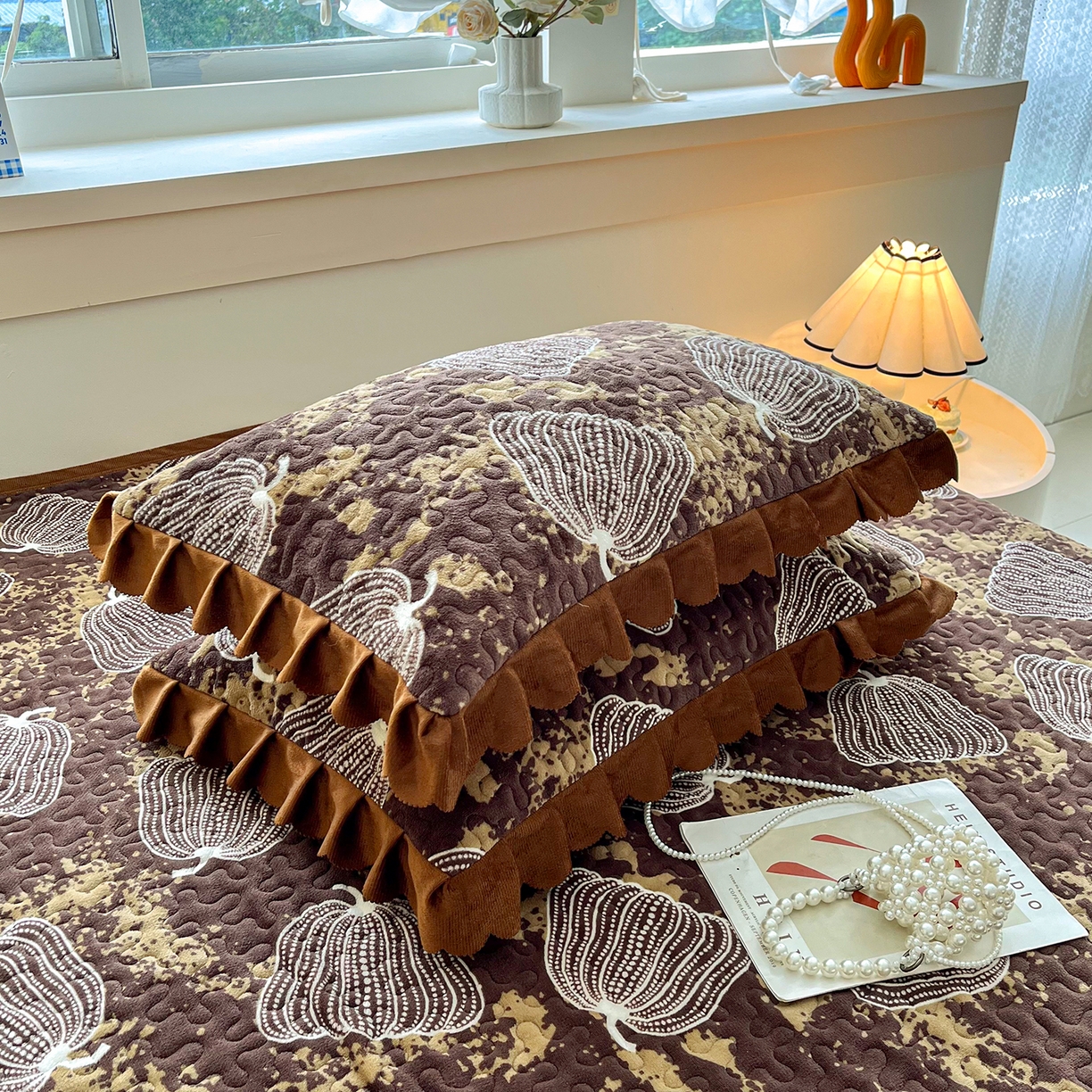 91家纺网 家纺一手货源 找家纺 艺慕家纺 2025新款时尚印花牛奶绒床盖四件套棕韵叶语