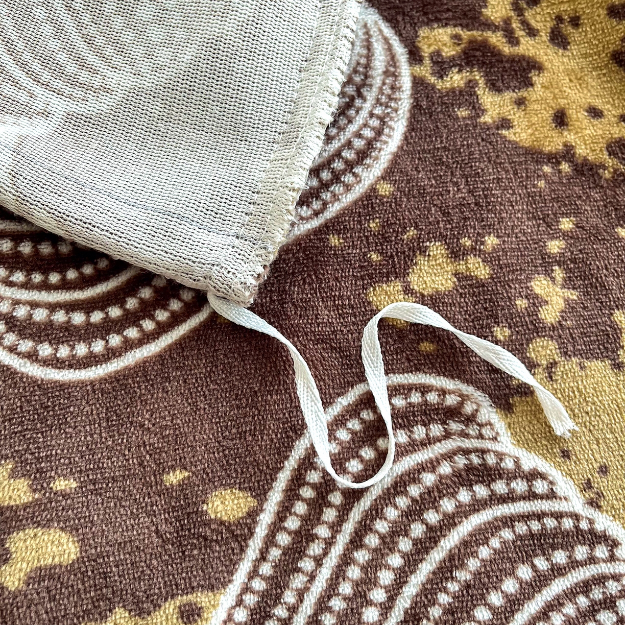 91家纺网 家纺一手货源 找家纺 艺慕家纺 2025新款时尚印花牛奶绒床盖四件套棕韵叶语