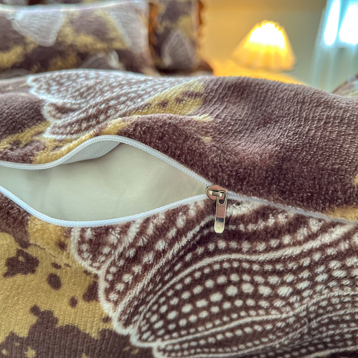 91家纺网 家纺一手货源 找家纺 艺慕家纺 2025新款时尚印花牛奶绒床盖四件套棕韵叶语